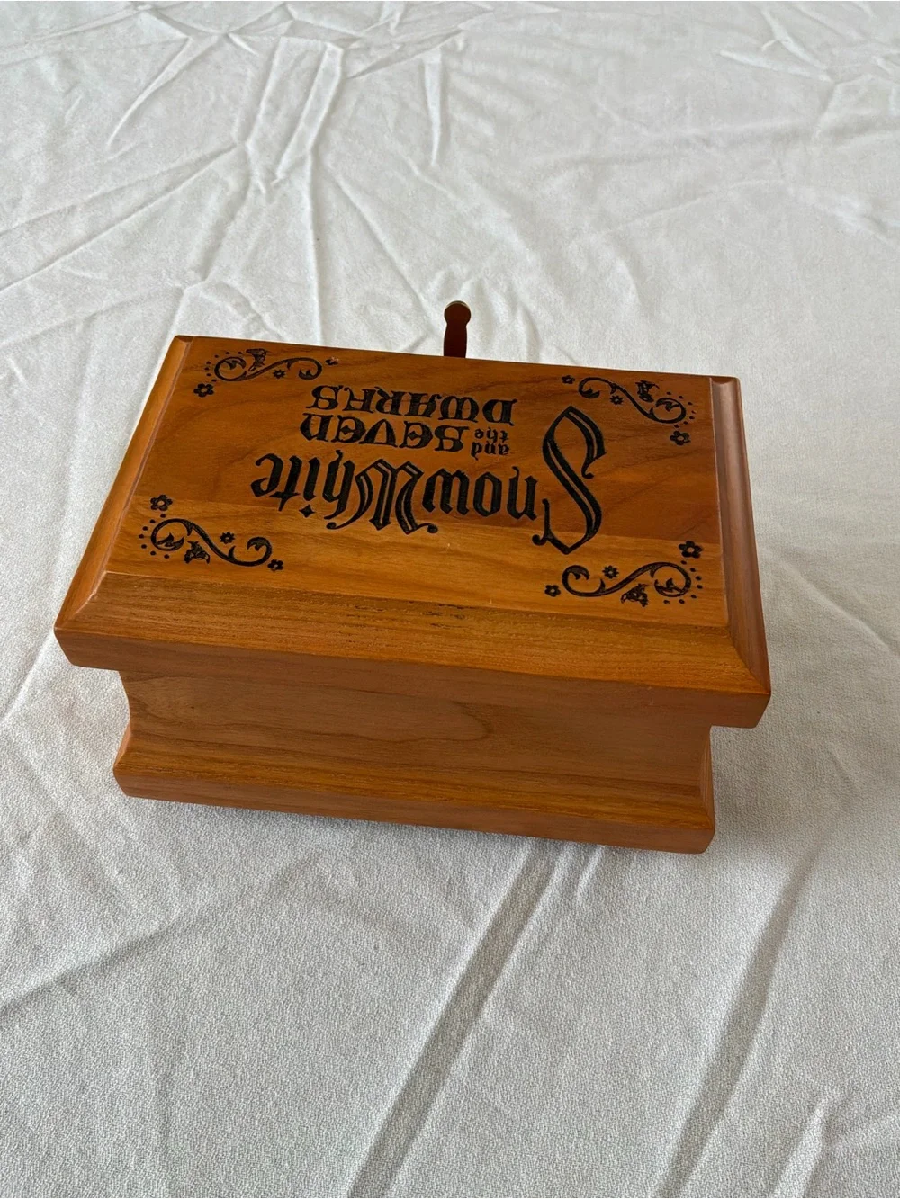******** Disney Snow White Wooden Jewelry Box with Gold-Tone Heart Lock ********